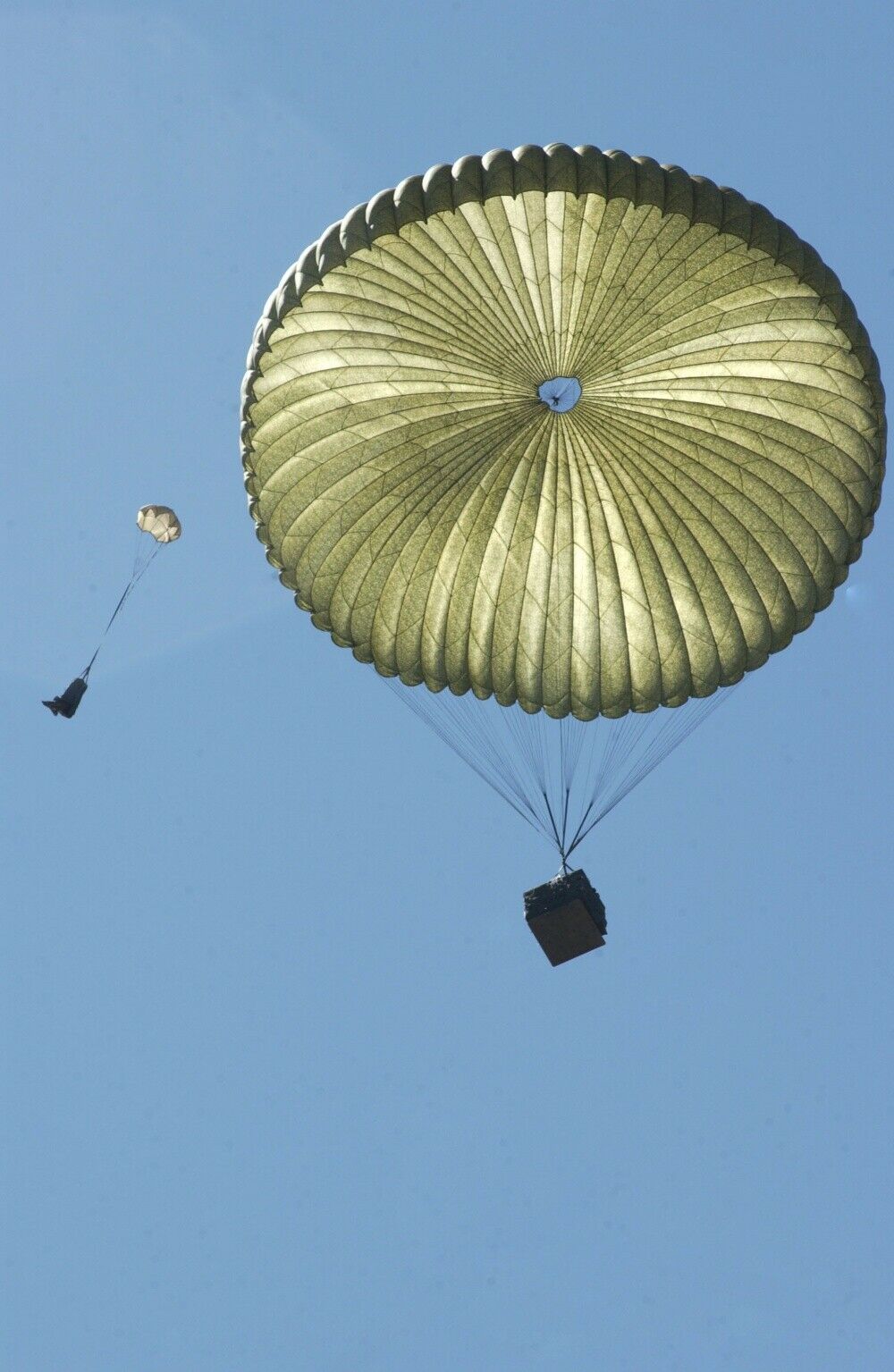 Fille Joyeuse Sautant Sous L'auvent Fait De Parachute Image stock Fille Joyeuse Sautant Sous L'auvent Fait De Parachute Image stock