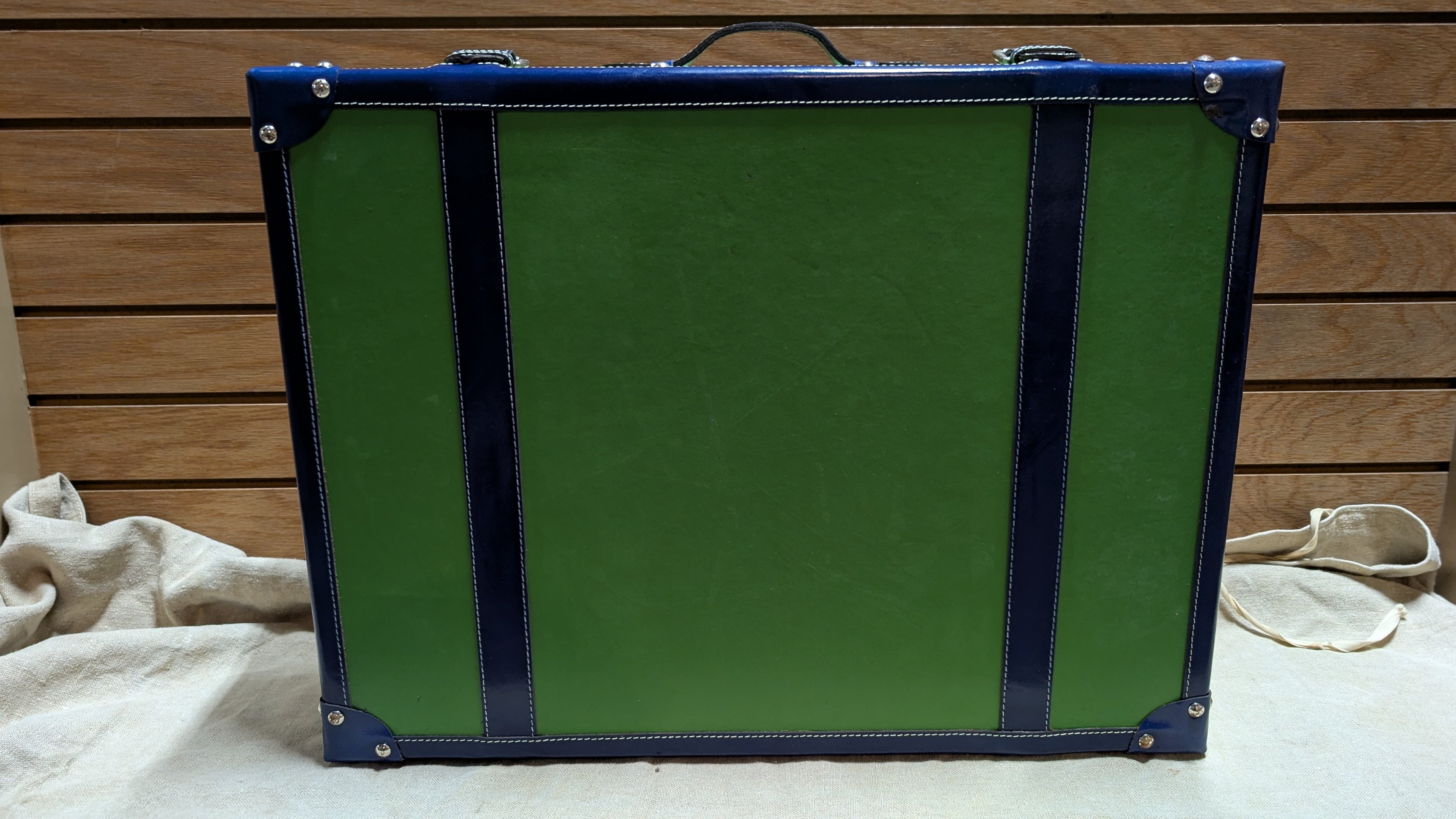 C. Wonder Green Leather Decorative Retro Luggage
