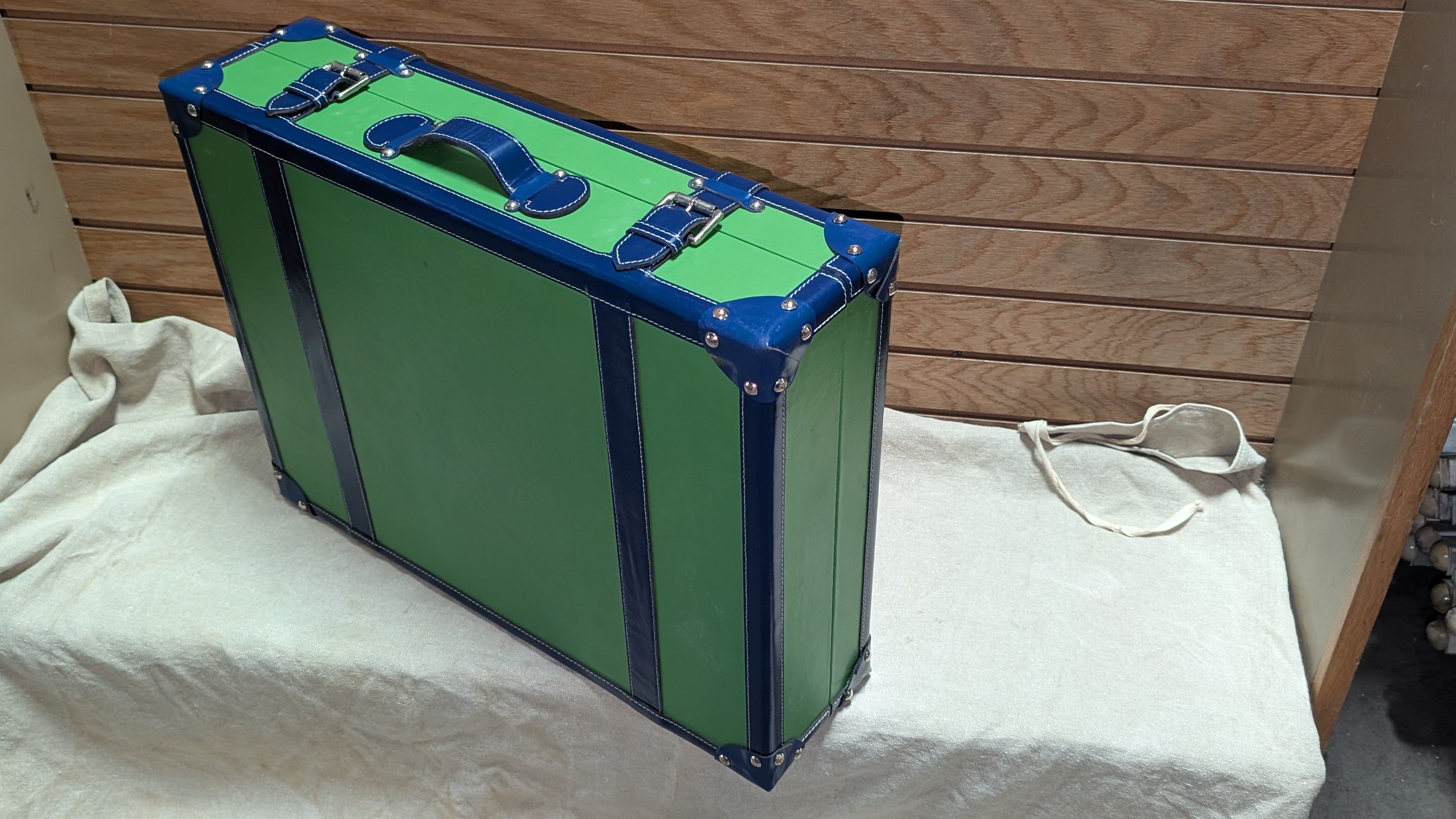 C. Wonder Green Leather Decorative Retro Luggage