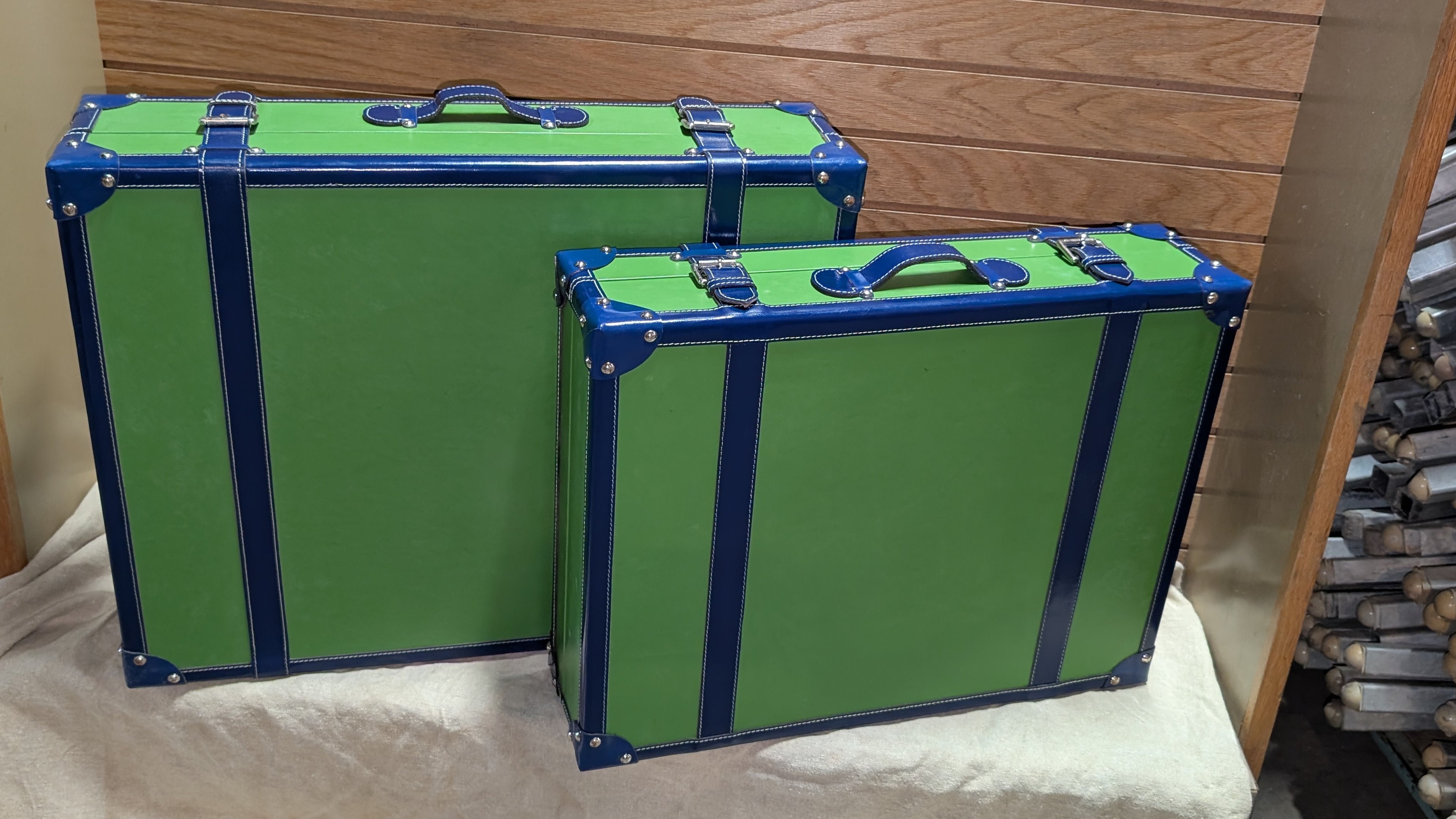 C. Wonder Green Leather Decorative Retro Luggage