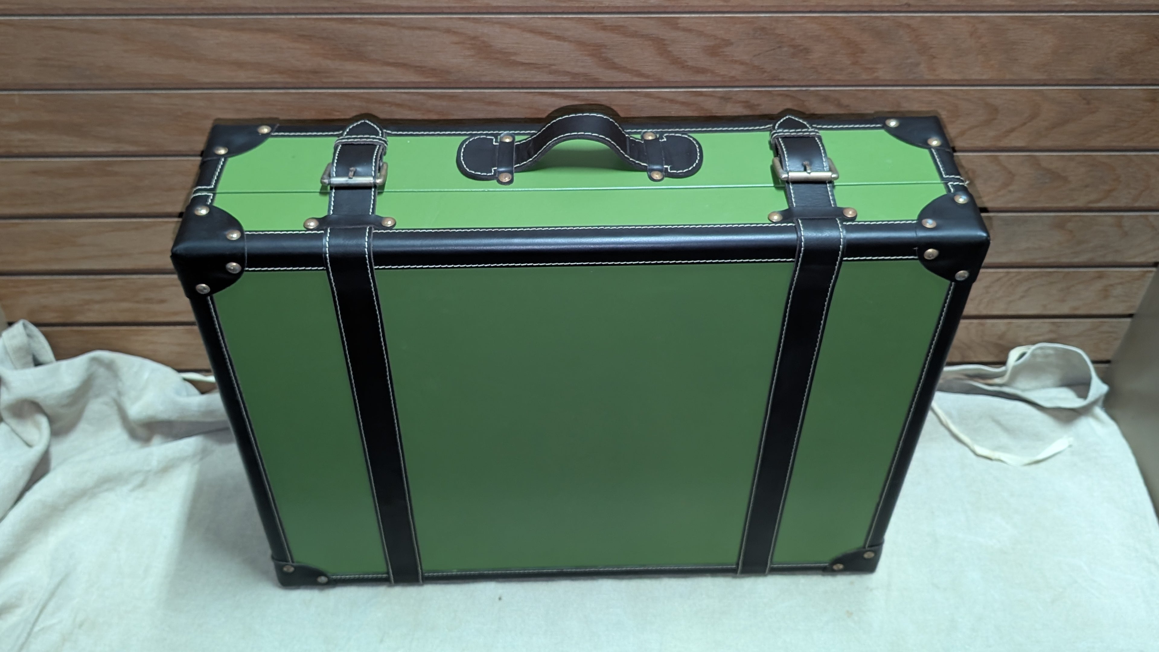 C. Wonder Green Leather Decorative Retro Luggage