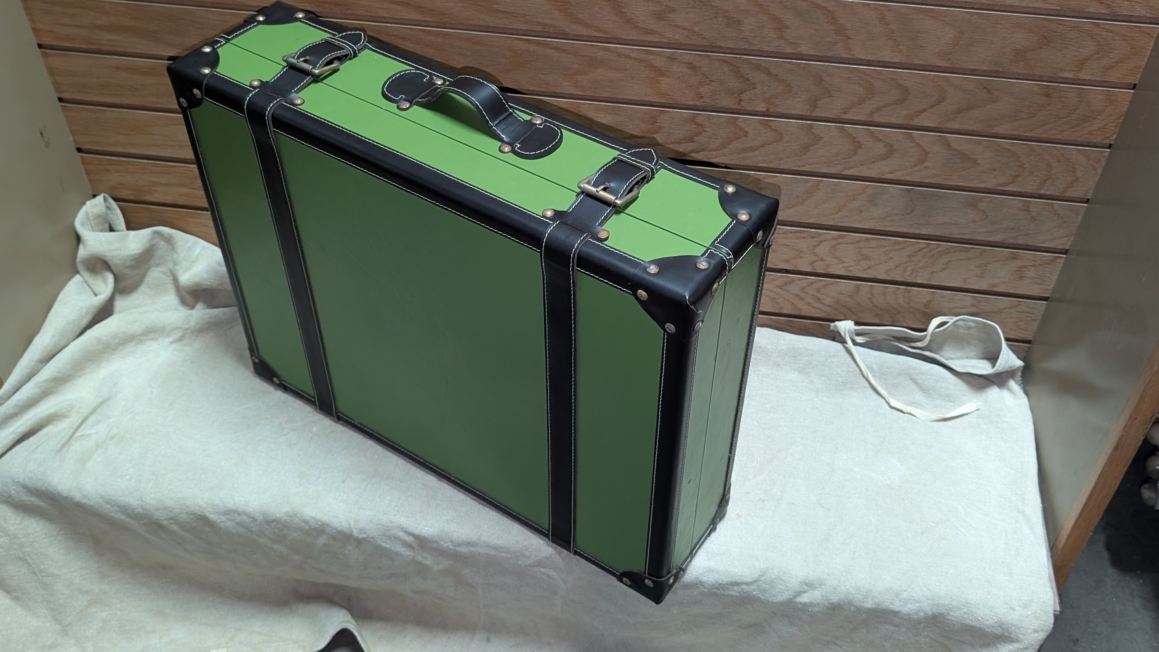 C. Wonder Green Leather Decorative Retro Luggage