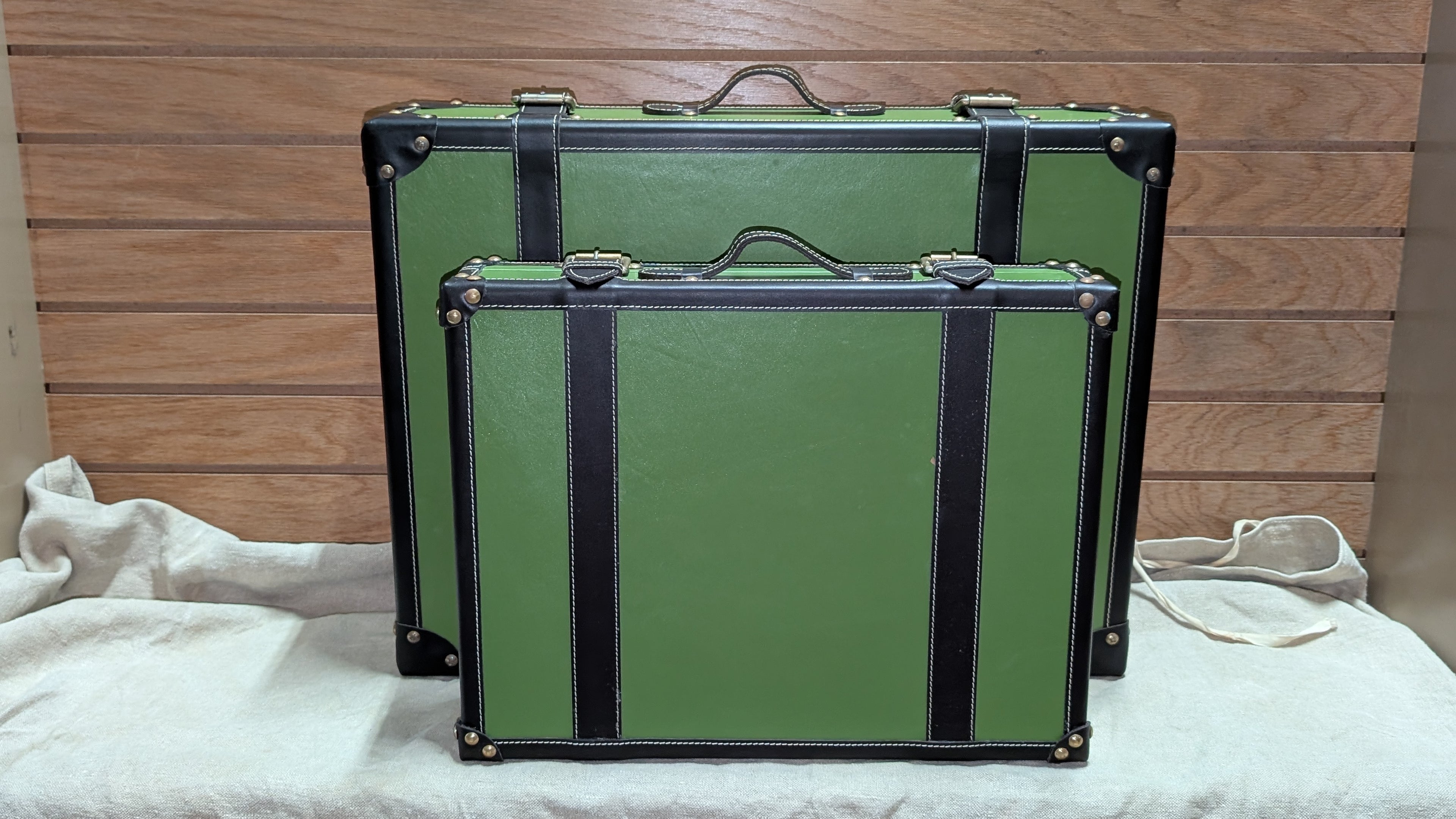 C. Wonder Green Leather Decorative Retro Luggage