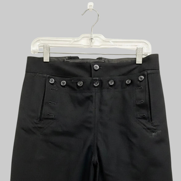 how many buttons on navy dress blues Sailors have buttons on their trousers, here's why there are 13